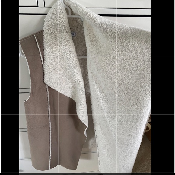 Oat and cream coloured sherpa vest - Picture 3 of 5